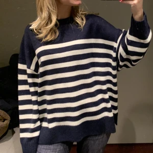 Stickad tröja  - Säljer denna stickade tröja från Cos, använd ett par gånger. 