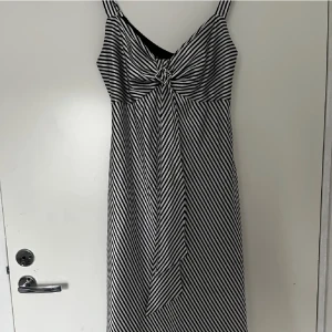 Klänning  - Vackraste vintage 2000s klänning i satin. 2 av rhinestonesen har gått av men syns inte alls. Passar till allt ❤️❤️påminner mig om serena van det woodsen. Har lagt färgen som grå men det är det inte som ni kan se på bilden. 