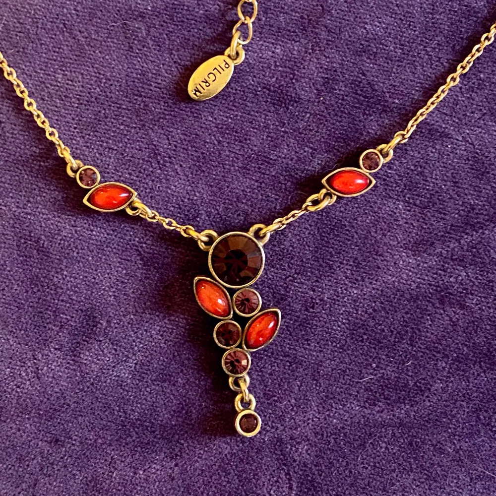 Ett vackert halsband med röda och lila stenar från Pilgrim  Okänt material . Accessoarer.