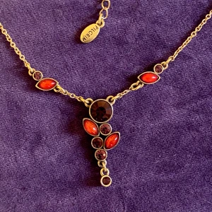 Halsband Pilgrim  - Ett vackert halsband med röda och lila stenar från Pilgrim  Okänt material 
