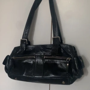 Axelväska med fack🖤 - Superfin axelväska med dragkedjor💖 Säljer för att den inte används.   Kontakta mig för fler bilder, frågor och intresse!💞 Även mått på väskan!