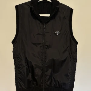 J.lindeberg väst  - Säljer en fin väst från J.lindeberg. Köpt för 2000kr och den är knappt använd. En väst som man kan vända ut och in så du har två alternativ på utseende. 