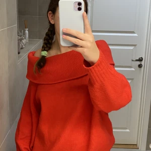 Stickad tröja - Säljer en mysig off shoulder tröja från H&M som är perfekt till hösten🫶🏼den är för stor för mig så därför säljer jag den