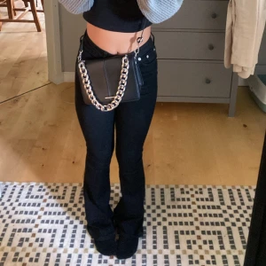 SVARTA JEANS!! - Säljer dessa svarta jeans! Mid waist, men nuddar naveln på mig som är 163!. Skit fina! Bra skick, nya!