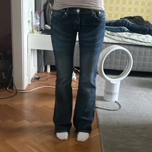 Äkta Victoria Beckham jeans! - Perfekta lågmidjade Victoria Beckham jeans! Sitter verkligen som en smäck och helt perfekt bootcut. Extremt bra skick och inga defekter förutom lite längs ner på ena benet kan skicka bild! Jag är 168 och brukar ha 27/32