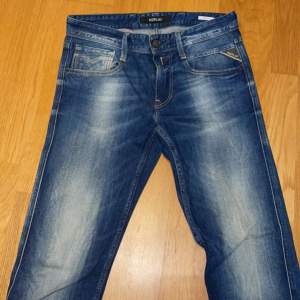 Säljer ett par ljusblåa Replay jeans som är aldrig använda. Storlek w28 L32