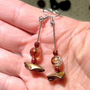 Nya örhängen med tigeröga - Nya handgjorda örhängen med tigeröga och glaspärla. Nickelfria. Ca 4cm långa 