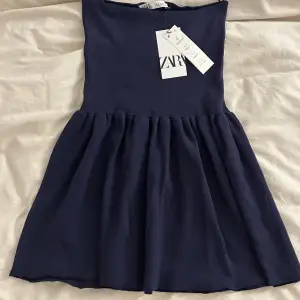 Kort klänning med volang kjol från zara. Aldrig använd (prislapp kvar) 