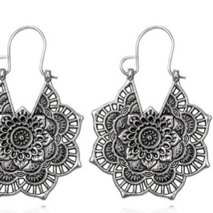 Nya boho örhängen! - Nya örhängen i nickelfri metall. Ca 4cm höga. 45;- 