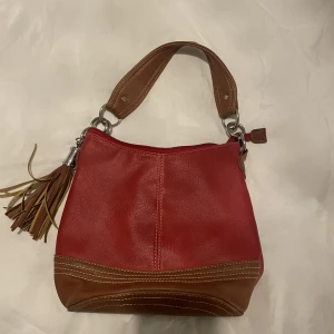 Röd väska - Väska i bra skick som inte används längre 