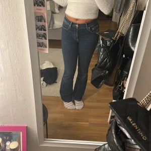 Jeans - Super fina marinblåa lågmidjade bootcut jeasn ifrån gina i storlek 34 petit. De är nyligen köpta och knappt använda men säljer dem för att dem är lite för korta och jag är runt 161cm . De är i väldigt bra skick och har en fin passform köpta för 500kr🩷