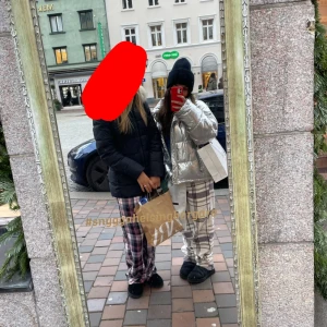 Vinterjacka - Säljer denna silvriga jacka, skit snygg oversized jacka. I storlek L men den passar mig som vanligtvis brukar använda S. 