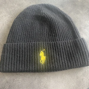 Ralph lauren mössa - Mössa som jag köpt för 500 kr men jag tycker inte den passar mig så bra så nu vill jag sälja den. Den är i bra skicka nästan aldrig använd