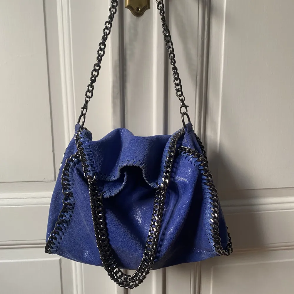 Säljer min blåa väska som liknar den populära stella mccartney väskan, superfin och glittrig❤️ Hör av er vid intresse!🥰💞. Väskor.