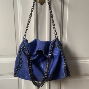 Liknande stella mccartney väska! - Säljer min blåa väska som liknar den populära stella mccartney väskan, superfin och glittrig❤️ Hör av er vid intresse!🥰💞