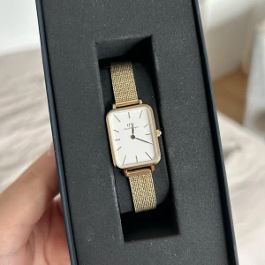 Klocka - Klocka från Daniel Wellington i fint skick. ”Quadro pressed evergold”  nypris:1700kr