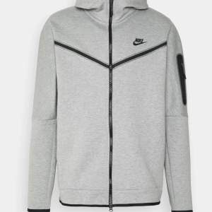 Säljer nu min Nike tech fleece då den aldirg kommer till användning längre. Nästan som ny:) Skriv för fler bilder! Säljer endast genom att du kontaktar mig först, inte direkt köp. 