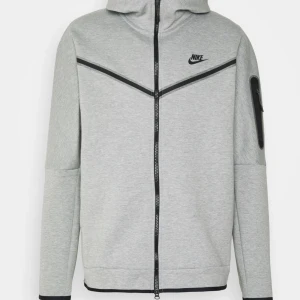 Nike tech fleece - Säljer nu min Nike tech fleece då den aldirg kommer till användning längre. Nästan som ny:) Skriv för fler bilder! Säljer endast genom att du kontaktar mig först, inte direkt köp. 