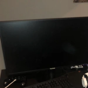 Dataskärm - Hej! Jag säljer min gaming monitor som jag haft snart i drygt 1 år. Den är i bra skick och har inga skador m.m. Säljer den då jag precis sålt min dator och har då ingen nytta av den. Det är en view sonic skärm som jag köpte för drygt 2000kr och säljer den