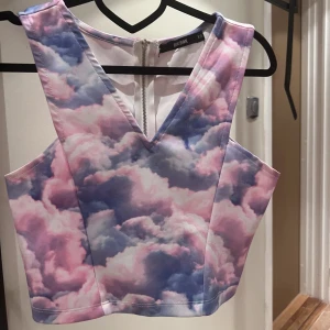 Topp med moln - Topp från bikbok med moln på ☁️🩷