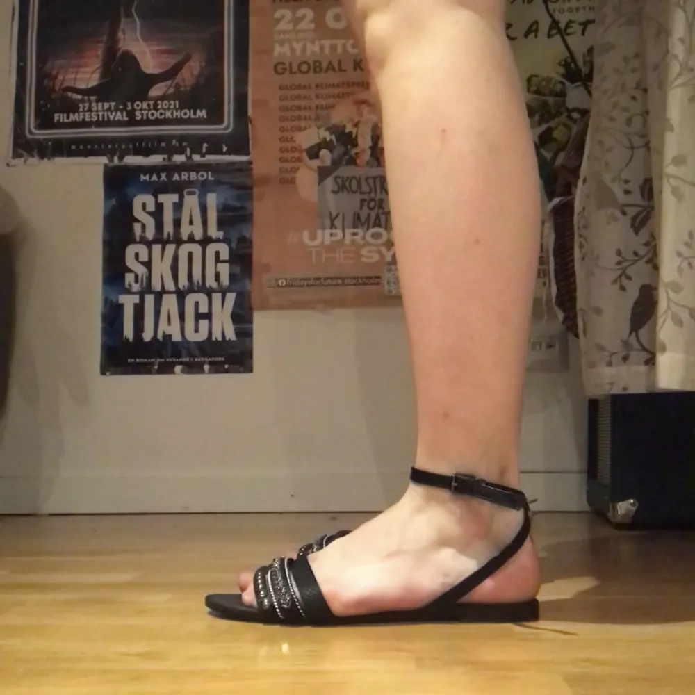 Svarta sandaler med silverdetaljer och remmar. Platta. Skor.