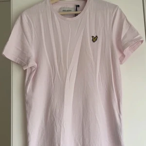 Lyle & Scott tshirt - Väldigt sparsamt använd, storlek S. 