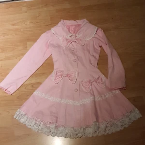 kappa 💗 - sjukt gullig kappa som jag älskar men inte använder!! alla rosetter är avtagbara och flyttbara, och kappan är i rätt bra skick 💗💫