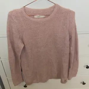 Säljer denna stickade tröja från mq, använt några gånger, men inte nopprig💗💗(stor i storleken)