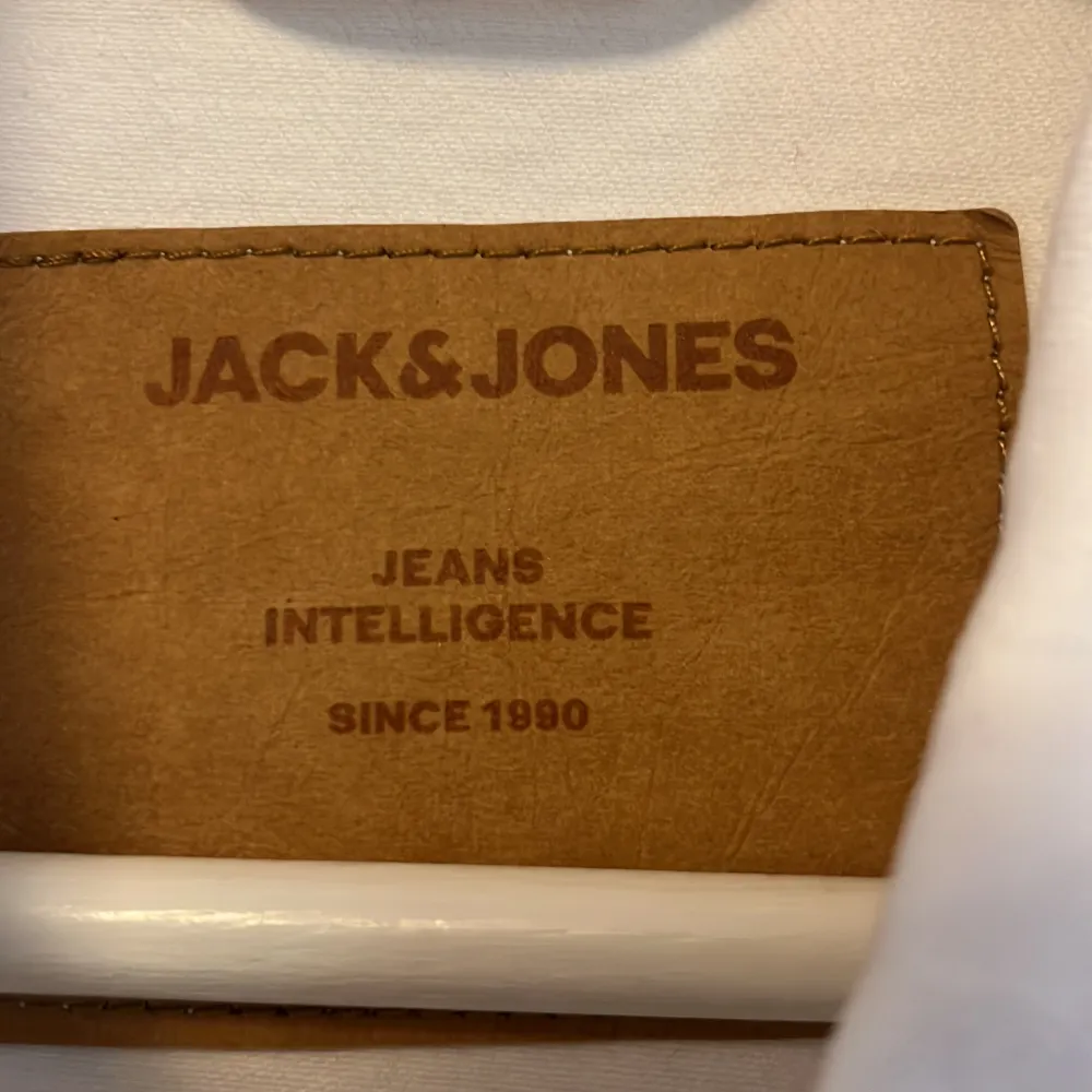 Säljer min helt oanvända jeans jacka från Jack & Jones, som inte har kommit till någon användning. Bra skick, 10/10. Nypris 600kr. . Jackor.