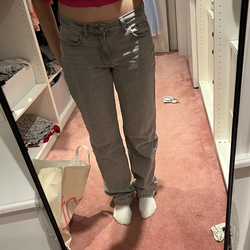 Gina Tricots lågmidjade gråa jeans. Fint skick 💗. Jeans & Byxor.