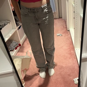 Jeans från Gina - Gina Tricots lågmidjade gråa jeans. Fint skick 💗