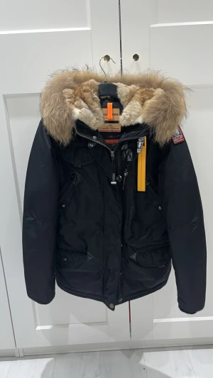 Parajumpers Doris Masterpiece - Säljer nu min Parajumpers Doris Masterpiece i storlek M. Fått i present våren 2020. Använd max 2-3 gånger då det är för liten för mig. Den är alltså i nyskick.  Nypris 9299kr, säljer för 5000kr.