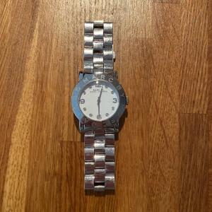 Marc Jacobs Klocka  - En Marc Jacobs klocka i superfint skick. Batteri behövs bytas. Lådan medföljer. 