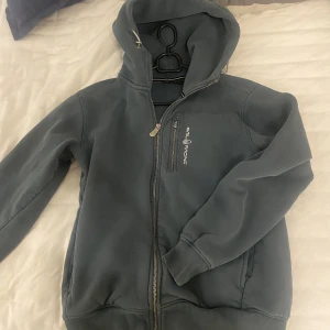 Sail racing hoodie  - Sail racing hoodie i bra skick. Köpt för runt 1200. Säljer pga att jag växt ur den.