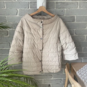 Trekvartsärmad Jacka  - En trekvartsärmad jacka från guess. Den är skit snygg 😍 Med frakt 549kr