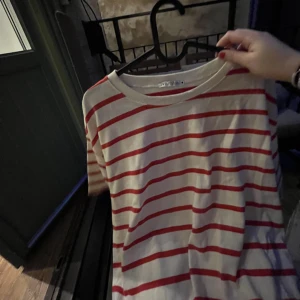 Zara tröja - Säljer denna fina zara tröja, bara att jag inte har någon användning av den just nu. För mig att den kostade runt 400 köpte för ungefär 1 år sedan. Pris kan alltid pratas, kontakta mig bara 💖