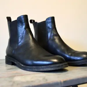 Chelsea boots i skinn från Vagabond, storlek 40. De är i gott skick, använda ett fåtal gånger (finns inget slitage på sulan/klacken). Nypris c:a 1100.