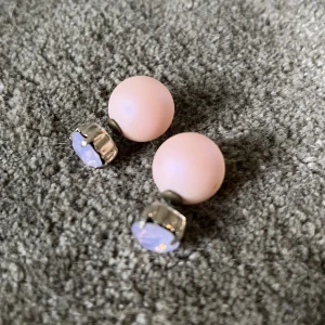 Örhänge - Rosa örhänge där man han stenar på framsidan och sedan en boll på baksidan som plopp.