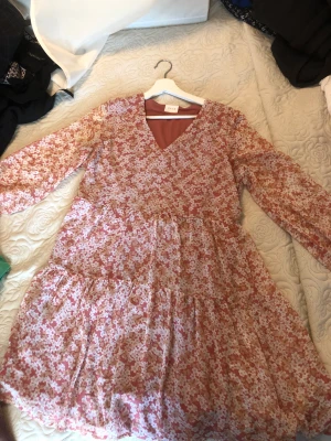 SNYGGASTE KLÄNNINGEN 💕 - Snyggaste klänningen från Vila. Har bara används ett fåtal antal gånger. Jätte bra skick och inga defekter 💕 Storlek 40 men passar även S