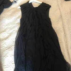 Jätte fin klänning - Snygg klänning från vila. Funkar som vardags klänning eller fest klänning. Inga defekter 💕