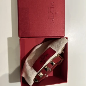 Valentino armband - Säljer mitt röda valentino armband. Inget slitage eller rost på nitarna! Box och påse medföljer❤️ Har även ett svart likadant jag kan tänka mig sälja vid bra pris 
