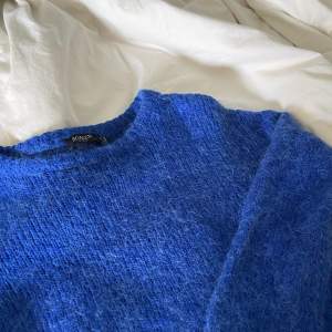 Säljer denna superfina blåa stickade tröjan från märket Soaked In Luxuary. Den är i en superfin blå färg och är i Strl M men passar även mej som har S. Köptes för 749kr men jag säljer den för 400kr💙