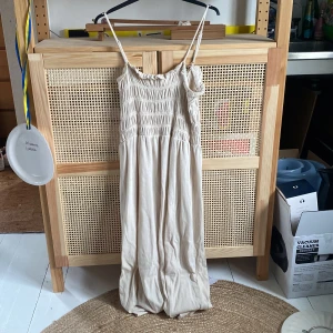 Beige bomullsklänning - Använda några gånger, men annats i bra skick