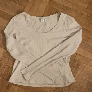 Mysig o jättebekväm tröja från Monki. Använd kanske 2 gånger. Inga defekter alls!❤️tryck på köp nu!