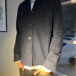 Overshirt - En stilren och snygg overshirt i blå.  Denna overshirt funkar perfekt nu till hösten pga sitt tjocka matrial! Mycket bra skick!