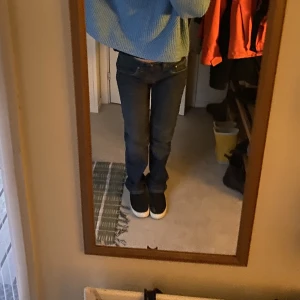 Jeans crocker  - Snygga lågmidjade jeans från crocker raka i benen, osäker på storleken men passar mig som har S i byxor vanligtvis, skriv vid frågor. Midja:38,5 Innerbenslängd:78