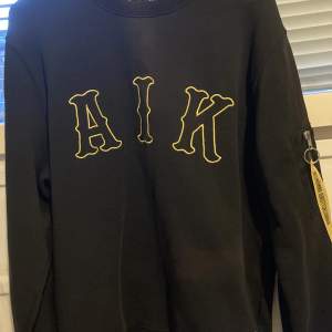 Säljer min AIK-tröja då den inte kommer till användning. Den är lite missfärgad på framsidan men det syns inte så mycket (ser värre ut på bilden). I övrigt så är den i fint skick då jag inte använt den så många gånger. Skriv vid frågor!