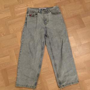 Svin skysta vida jeans. Säljs på grund av att de inte används längre. Liten defekt vid hälarna (se bild) inget som man märker. Kontakta gärna innan köp. 