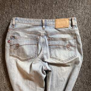 Lågmidjade jeans w27 / L32 - passar 34- 36  knappt använda 