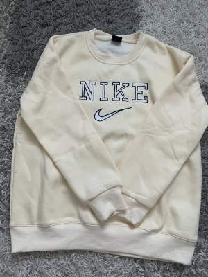 Hej säljer en Nike vintage 90s sweatshirt offwhite färg, Storlek M. Inga tecken på användning  Gillar ni ej priset skicka ett meddelande så kan vi lösa något!